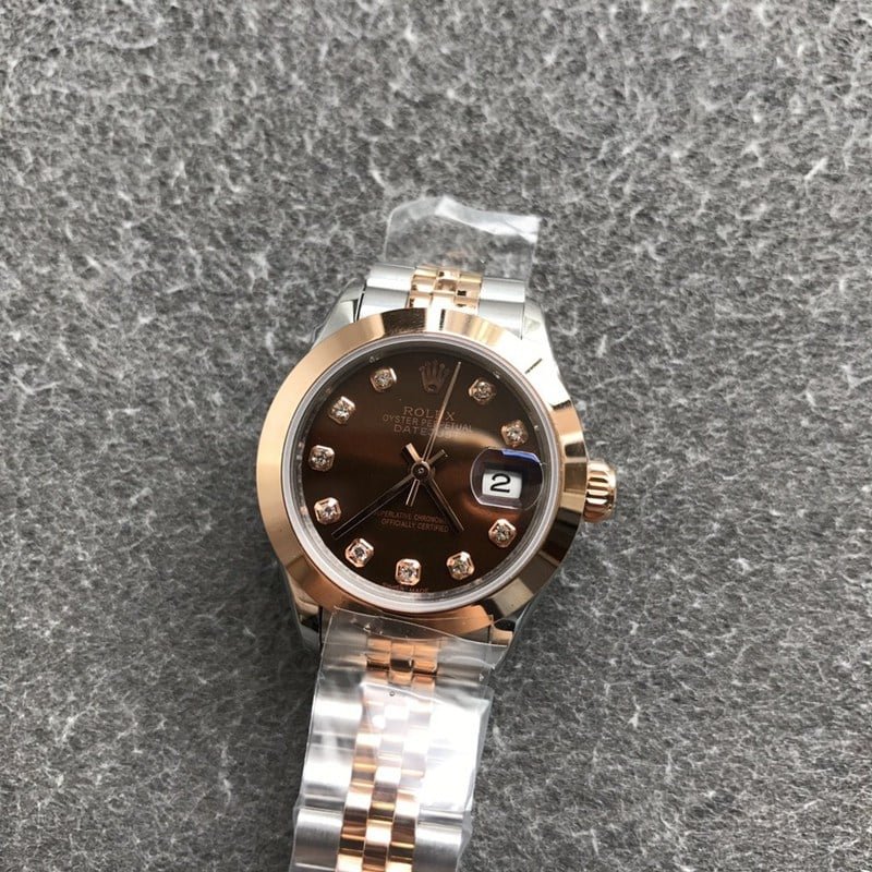 Réplique Rolex Datejust 28mm femme, mécanique, lunette cannelée, or rose, cadran café, index diamants, vue de face