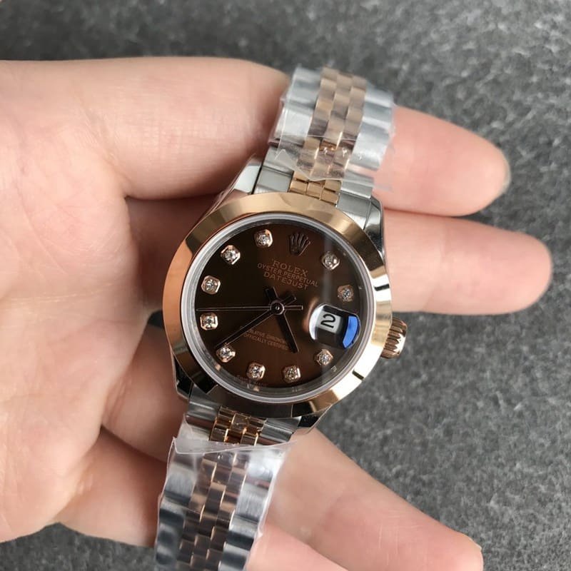 Réplique Rolex Datejust 28mm femme, mécanique, lunette cannelée, or rose, cadran café, index diamants, vue de face
