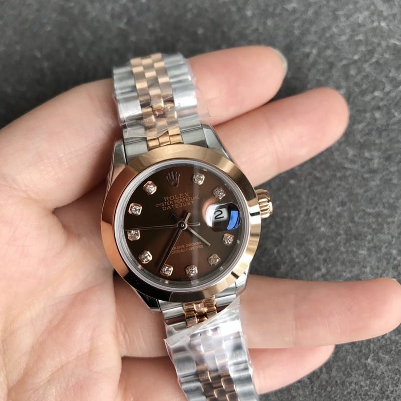 Réplique Rolex Datejust 28mm femme, mécanique, lunette cannelée, or rose, cadran café, index diamants, vue de face