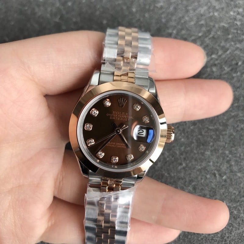 Réplique Rolex Datejust 28mm femme, mécanique, lunette cannelée, or rose, cadran café, index diamants, vue de face