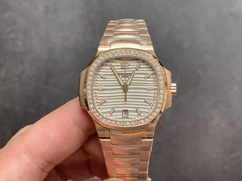 Patek Philippe Nautilus 7118/1200R-001 Réplica Sporty Elegance para mujer, réplica 1:1, esfera plateada en relieve con bisel de oro rosa engastado con diamantes, correa de acero — luxury replica watch guide | Watch Replica Expert