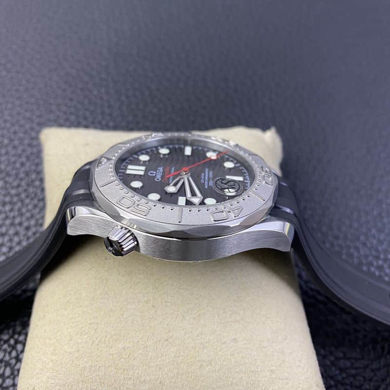 Omegareplica watch Seamaster yacht 300-meter series tribute to the blue diving watch side view
