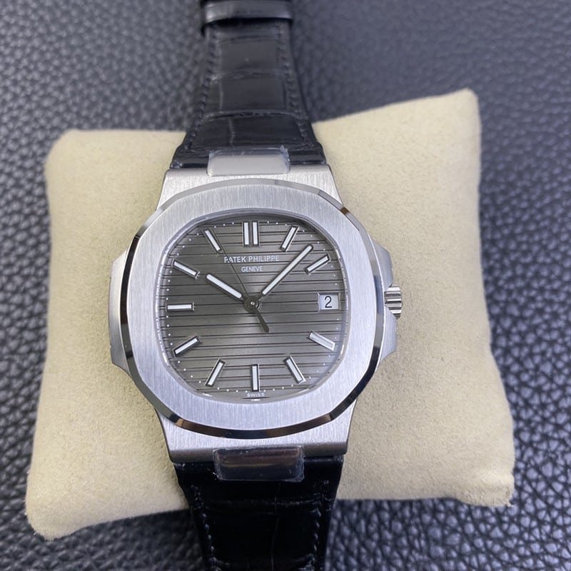 Patek Philippe 5711G-001 Nautilus 3K Factory Masculino Sports Elegance Super Clone em mostrador cinza escuro, caixa em ouro branco — luxury replica watch guide | Watch Replica Expert