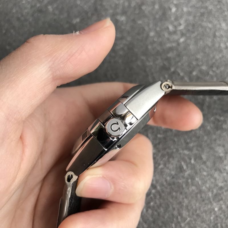 Omegatop-tiersuper clone watch fifth generation constellation series men's mechanical watch side view