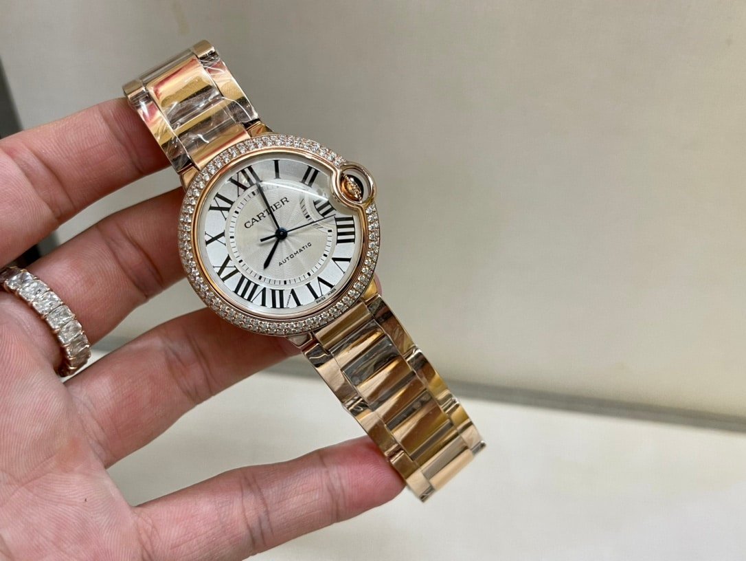 Montre Cartier Ballon Bleu 33 mm en or rose pour femme avec lunette à deux rangées de diamants et bracelet en acier incrusté de diamants CNC — luxury replica watch guide | Watch Replica Expert