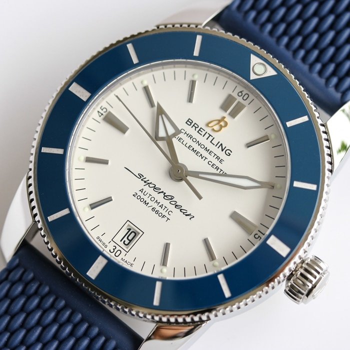 top-tier replica watch Breitling men's white dial super ocean culture series mechanical watch front view
