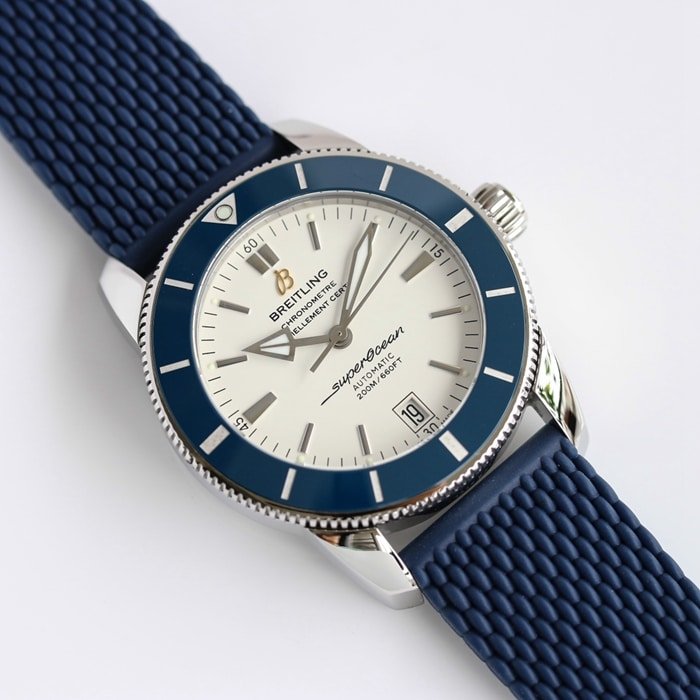 top-tier replica watch Breitling men's white dial super ocean culture series mechanical watch front view