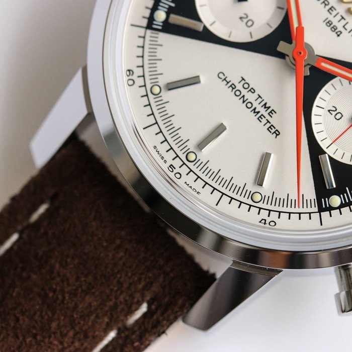 Top Replica Watches Breitling Men's White Plate Top Time Series Belt Watch Details