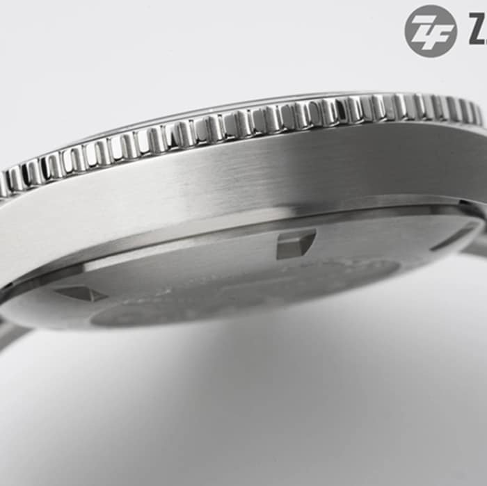 Top-tier replica watch Longines men's black dial Concas mechanical steel bracelet watch side view
