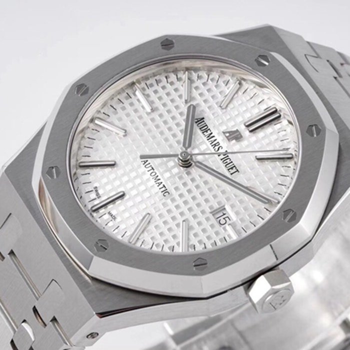 top-tier replica watch Audemars Piguet men's white dial Royal Oak series mechanical steel bracelet watch front view