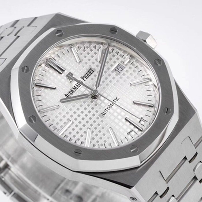 top-tier replica watch Audemars Piguet men's white dial Royal Oak series mechanical steel bracelet watch front view