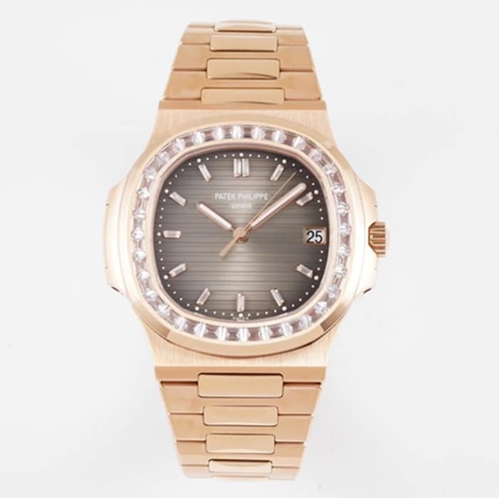 Patek Philippe PPF masculino Sport Elegance 1:1 Premium Réplica Nautilus com mostrador gradiente marrom escuro, anel de diamante em ouro rosa e pulseira de aço — luxury replica watch guide | Watch Replica Expert