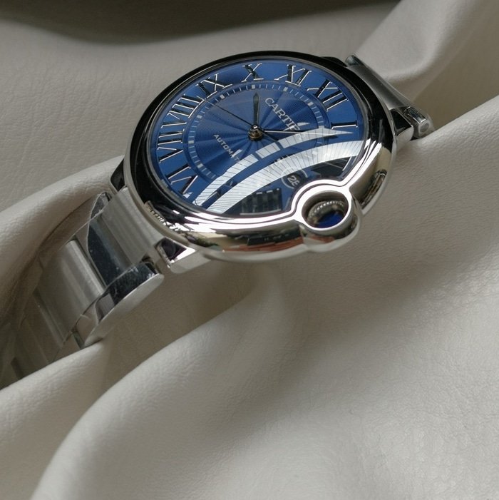 top-tier replica watch Cartier men's blue dial blue balloon series steel bracelet watch side view