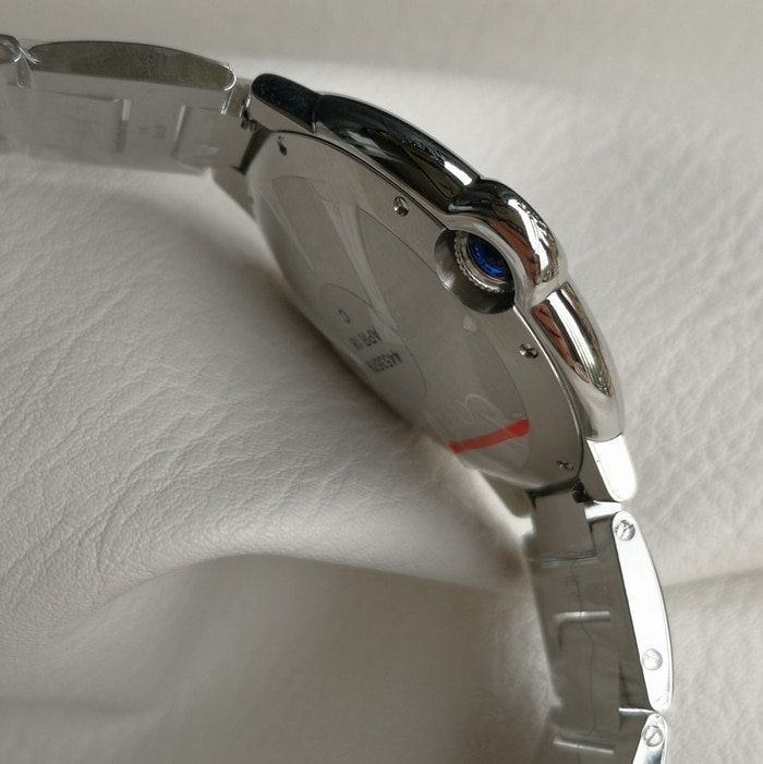 top-tier replica watch Cartier men's blue dial blue balloon series steel bracelet watch side view