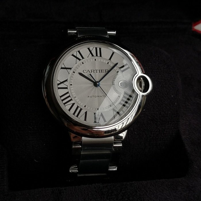 top-tier replica watch Cartier men's white dial blue balloon series steel bracelet watch front view