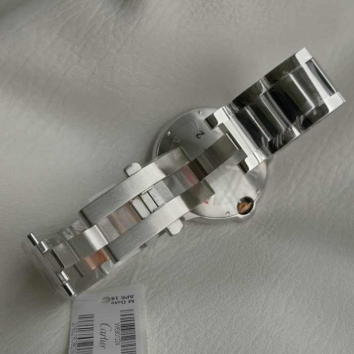 top-tier replica watch Cartier men's white dial blue balloon series steel bracelet watch clasp picture