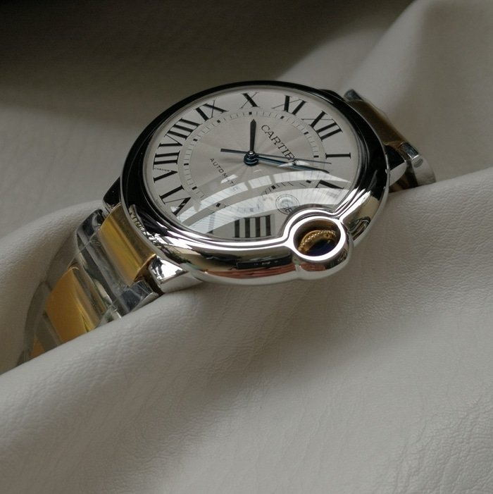 top-tier replica watch Cartier men's white dial blue balloon series steel bracelet watch front view