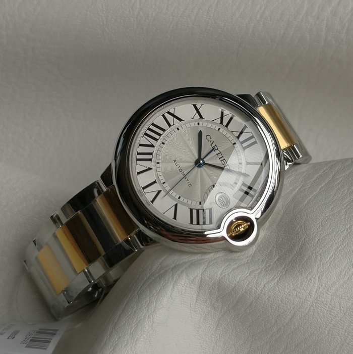 top-tier replica watch Cartier men's white dial blue balloon series steel bracelet watch front view