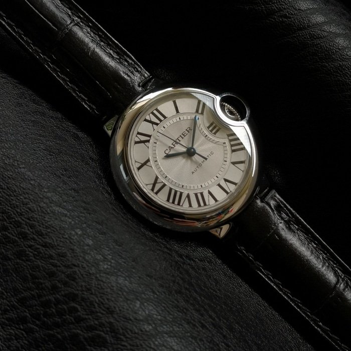 top-tier replica watch Cartier men's white dial blue balloon series leather strap watch front view