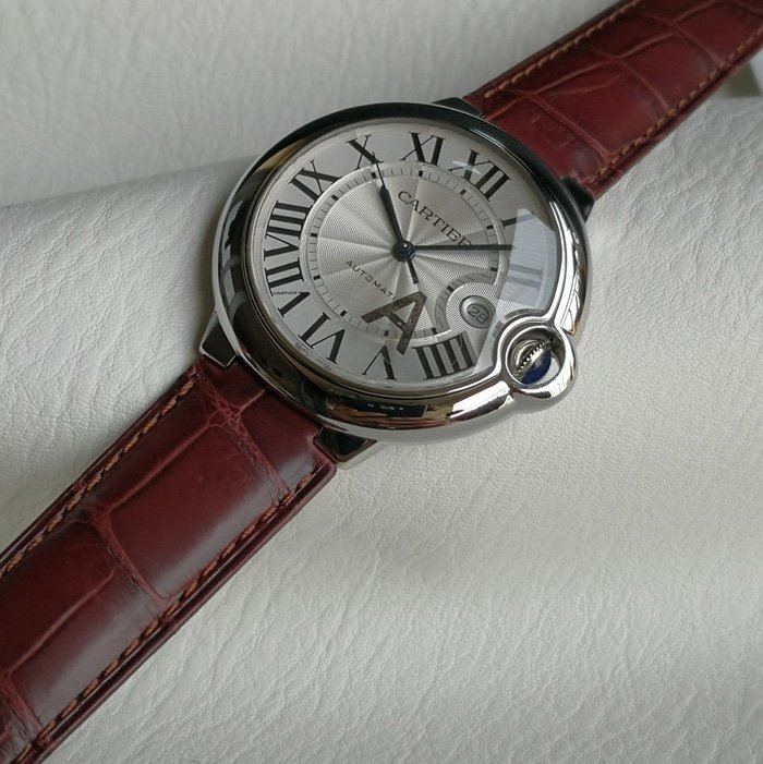 Cartier Cartier Ballon Bleu Series Montre automatique pour homme à cadran blanc avec aiguilles en forme d'épée — luxury replica watch guide | Watch Replica Expert