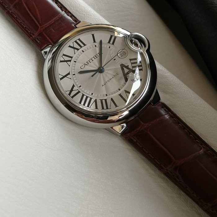 top-tier replica watch Cartier men's white dial blue balloon series leather strap watch front view