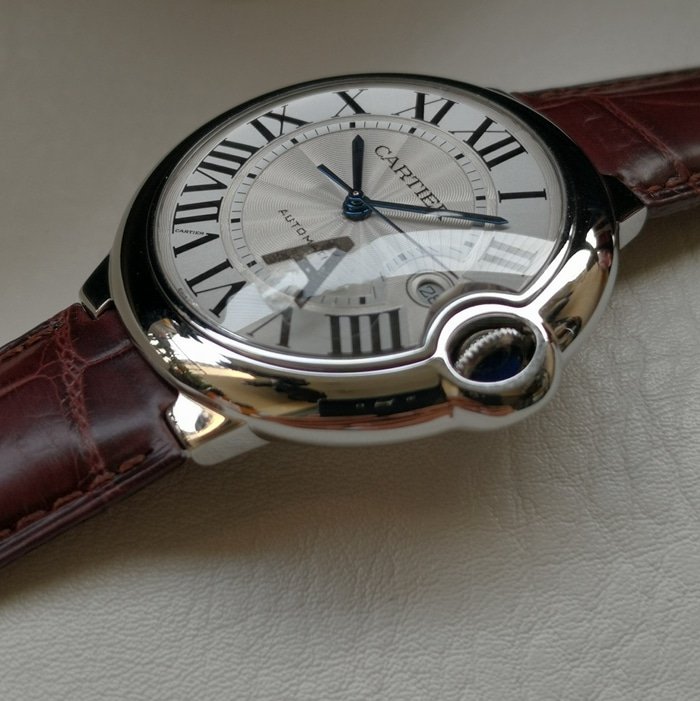 top-tier replica watch Cartier men's white dial blue balloon series leather strap watch side view