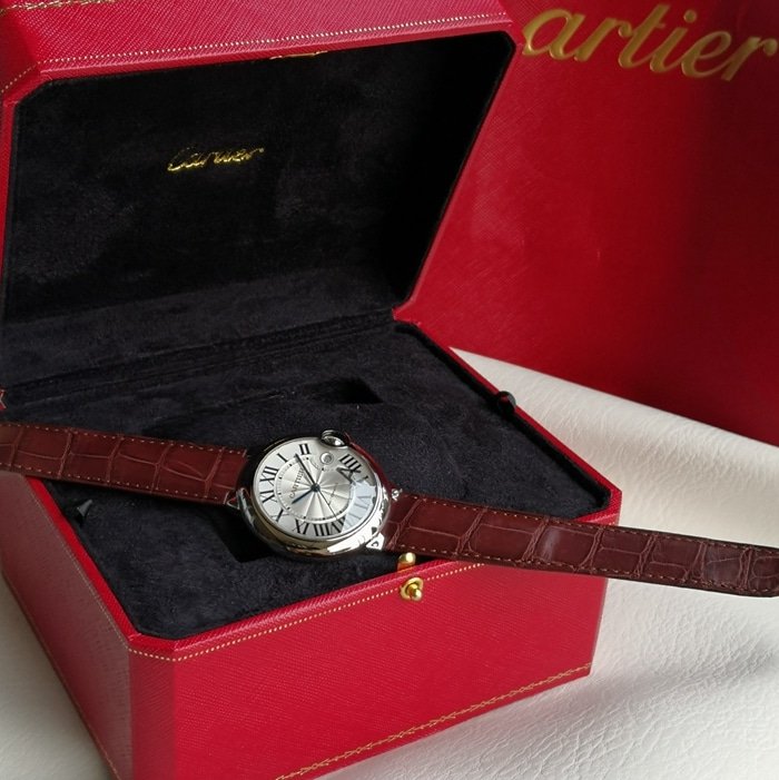 top-tier replica watch Cartier men's white dial blue balloon series leather strap watch front view