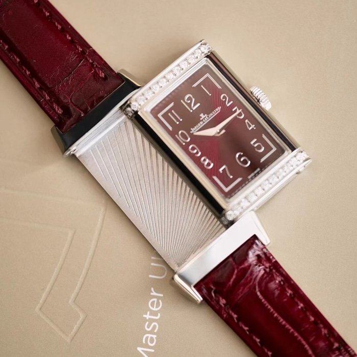 top-tier replica watch Jaeger-LeCoultre women's red plate flip series leather strap watch front view