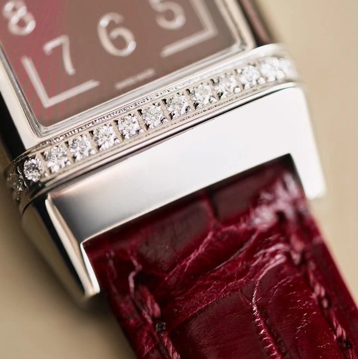 top-tier replica watch Jaeger-LeCoultre women's red plate flip series leather strap watch detail shots