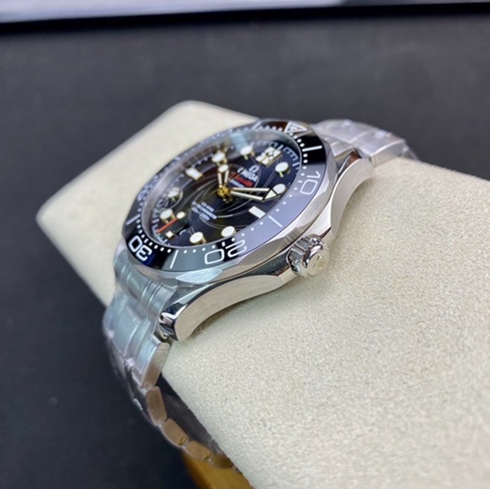 top-tier replica watch Omega men's blue dial Seamaster series steel bracelet watch side view