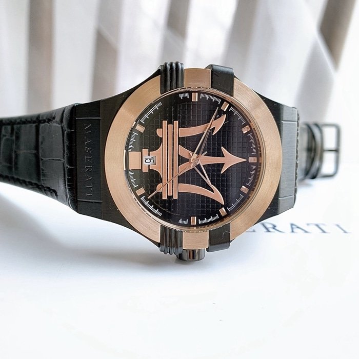 top-tier replica watch Maserati men's black dialquartzleather strap watch front view