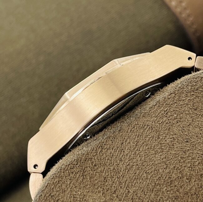 top-tier replica watch Girard-Perregaux men's white dial gold belt laurel series tourbillon watch side view