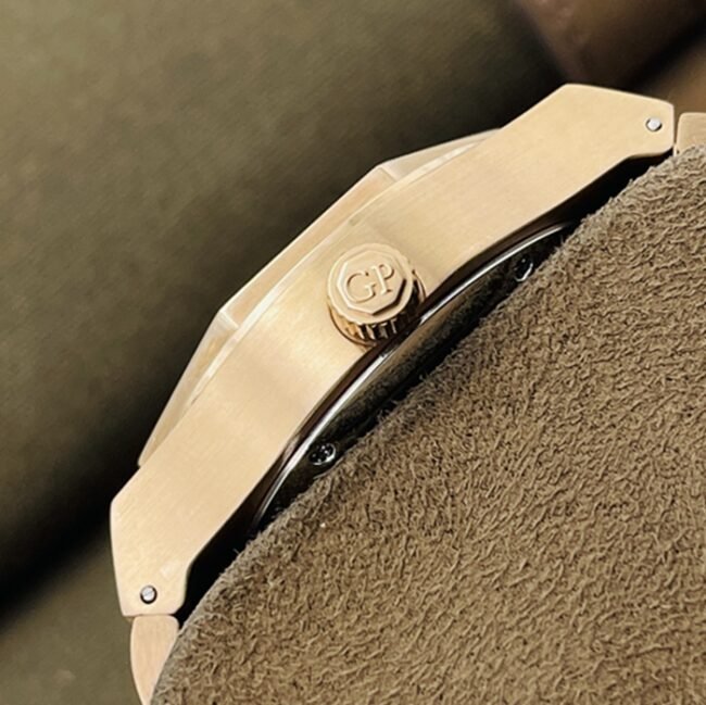 top-tier replica watch Girard-Perregaux men's white dial gold belt laurel series tourbillon watch side view