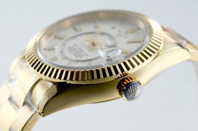 top-tier replica Rolex men's white dial gold belt Navigator series automatic movement watch side view