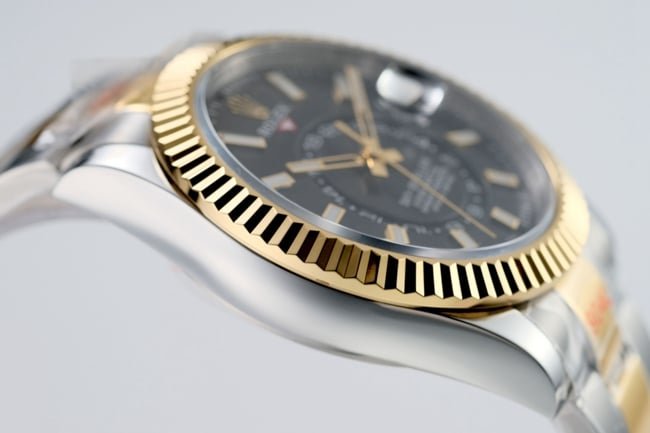 top-tier replica Rolex men's black dial gold belt Navigator series automatic movement watch side view