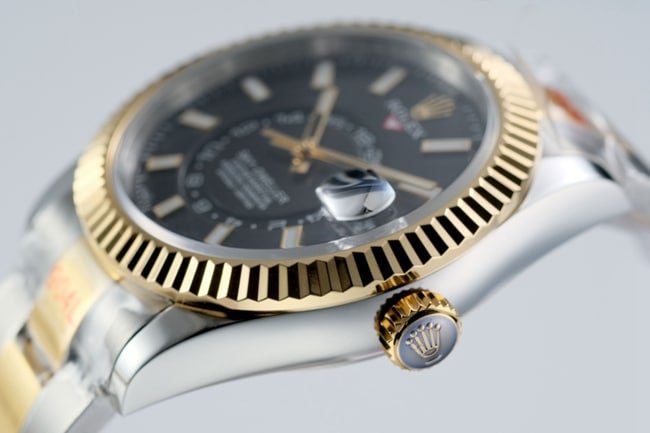 top-tier replica Rolex men's black dial gold belt Navigator series automatic movement watch side view