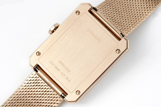 top-tier replicaChanel women's black dial gold steel braceletBOY FRIEND series quartz watch back cover picture