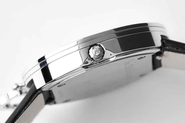 top-tier replica Van Cleef & Arpels women's black dial black belt Charms Gold series quartz watch side view