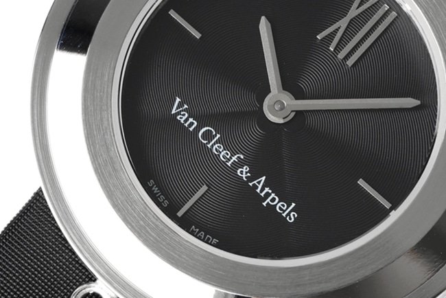 top-tier replica Van Cleef & Arpels women's black dial black belt Charms Gold series quartz watch detail shots