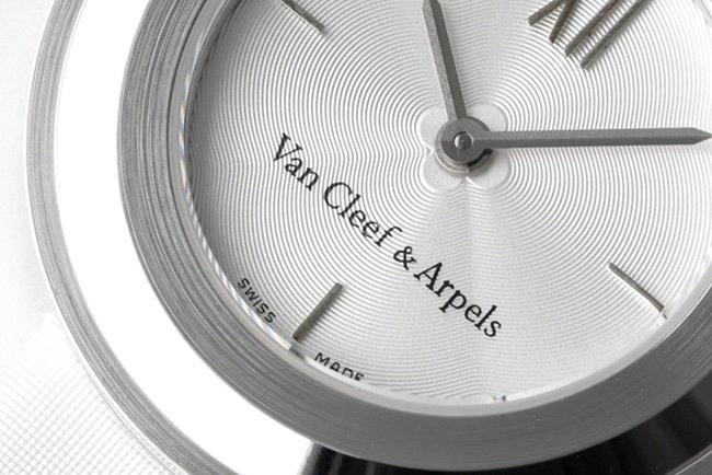 top-tier replica Van Cleef & Arpels women's white dial white leather strapCharms Goldleather strapquartz watch detail shots