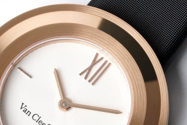 top-tier replica Van Cleef & Arpels women's white dial black belt Charms Gold series quartz watch detail shots