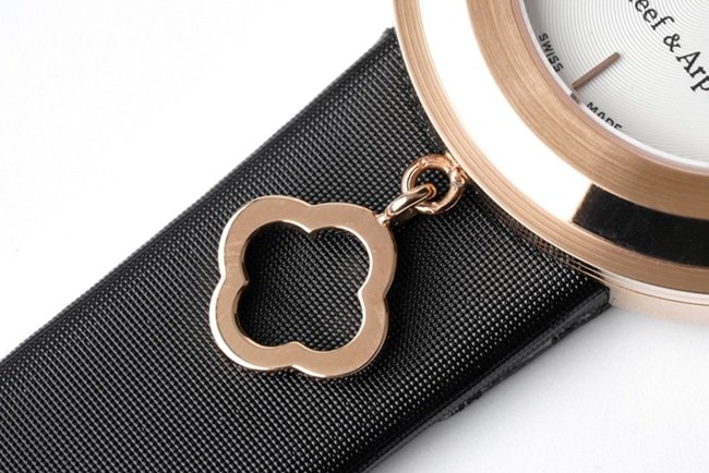 top-tier replica Van Cleef & Arpels women's white dial black belt Charms Gold series quartz watch detail shots