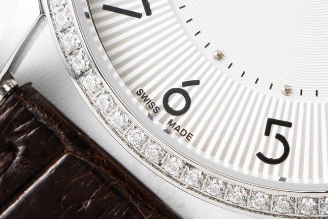 top-tier replica Hermès women's white dial black belt quartzleather strap watch detail shots