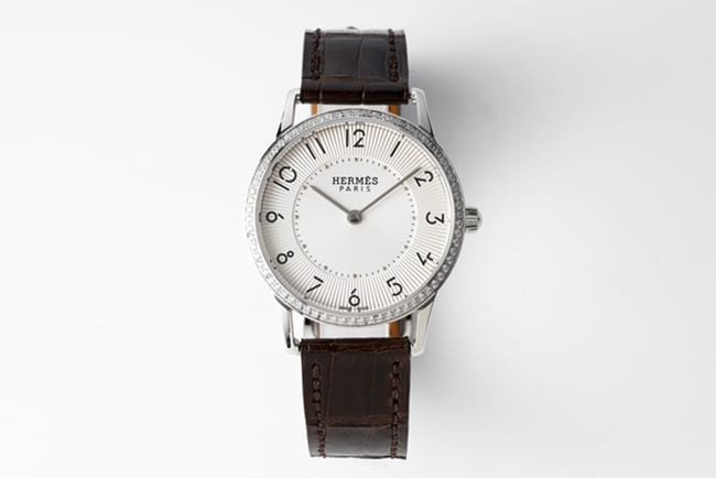 Elegante Slim d'Hermes Damen-Quarzuhr aus schwarzem Leder mit weißem Zifferblatt und transparenten Ziffern — detailed review and buying guide | Watch Replica Expert