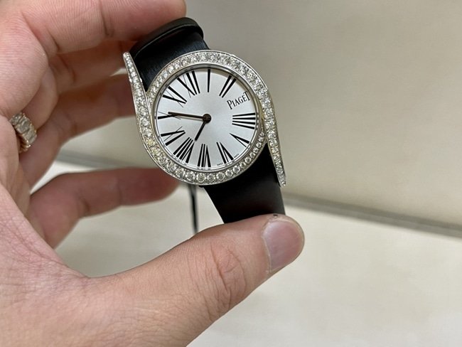ZF factory top-tier replica Piaget high-quality replica watch women's white dial black belt South African real diamond leather strapquartz watch front view