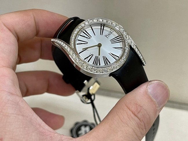 ZF factory top-tier replica Piaget high-quality replica watch women's white dial black belt South African real diamond leather strapquartz watch front view