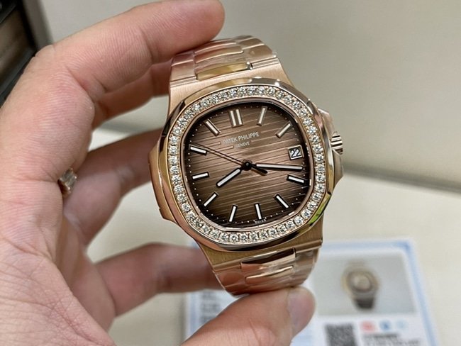 Patek Philippe Patek Philippe Patek Philippe Nautilus Réplica: caixa em ouro rosa 18K, mostrador gradiente marrom escuro, diamantes sul-africanos genuínos, pulseira de aço — luxury replica watch guide | Watch Replica Expert