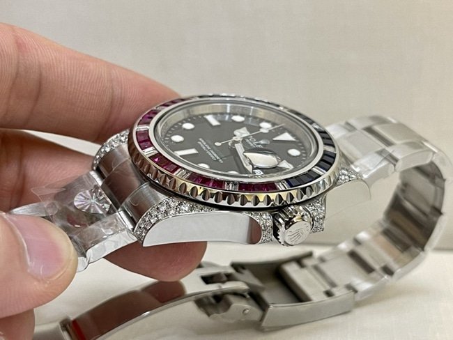 Rolextop-tier replica watch men's black dialsteel bracelet Rainbow Di mechanical watch side view