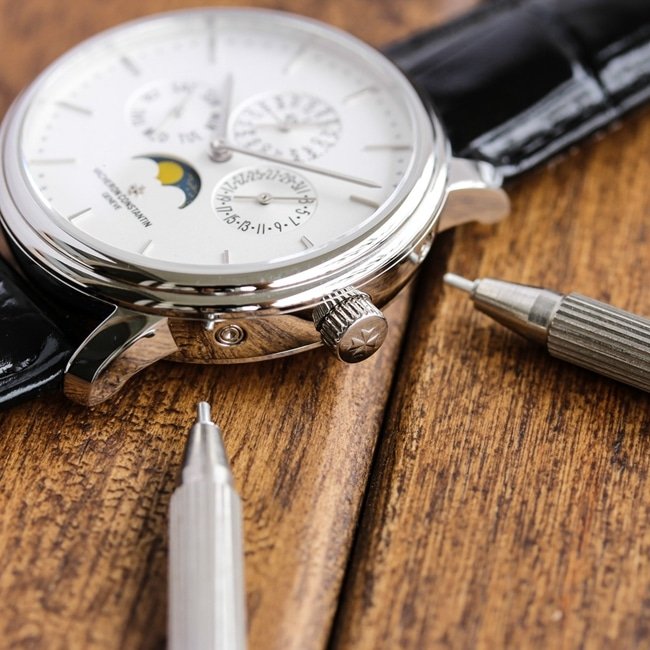 TW factory top-tier replica Vacheron Constantinreplica watch men's white dial black belt mechanical leather strap heritage series perpetual calendar multi-function watch detail shots