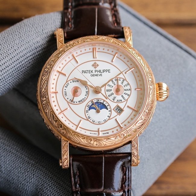Patek Philippe Reloj réplica 1:1 de alta calidad con caja en oro rosa y esfera blanca para hombre, supercomplicado, grabado a mano — luxury replica watch guide | Watch Replica Expert